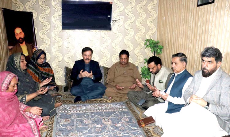 گورنر بلوچستان شیخ جعفر خان مندوخیل کی آکاش عظیم کے اہلِ خانہ سے تعزیت